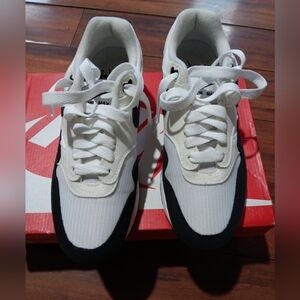 BLACK AN WHITE NIKE AIR MAX 1